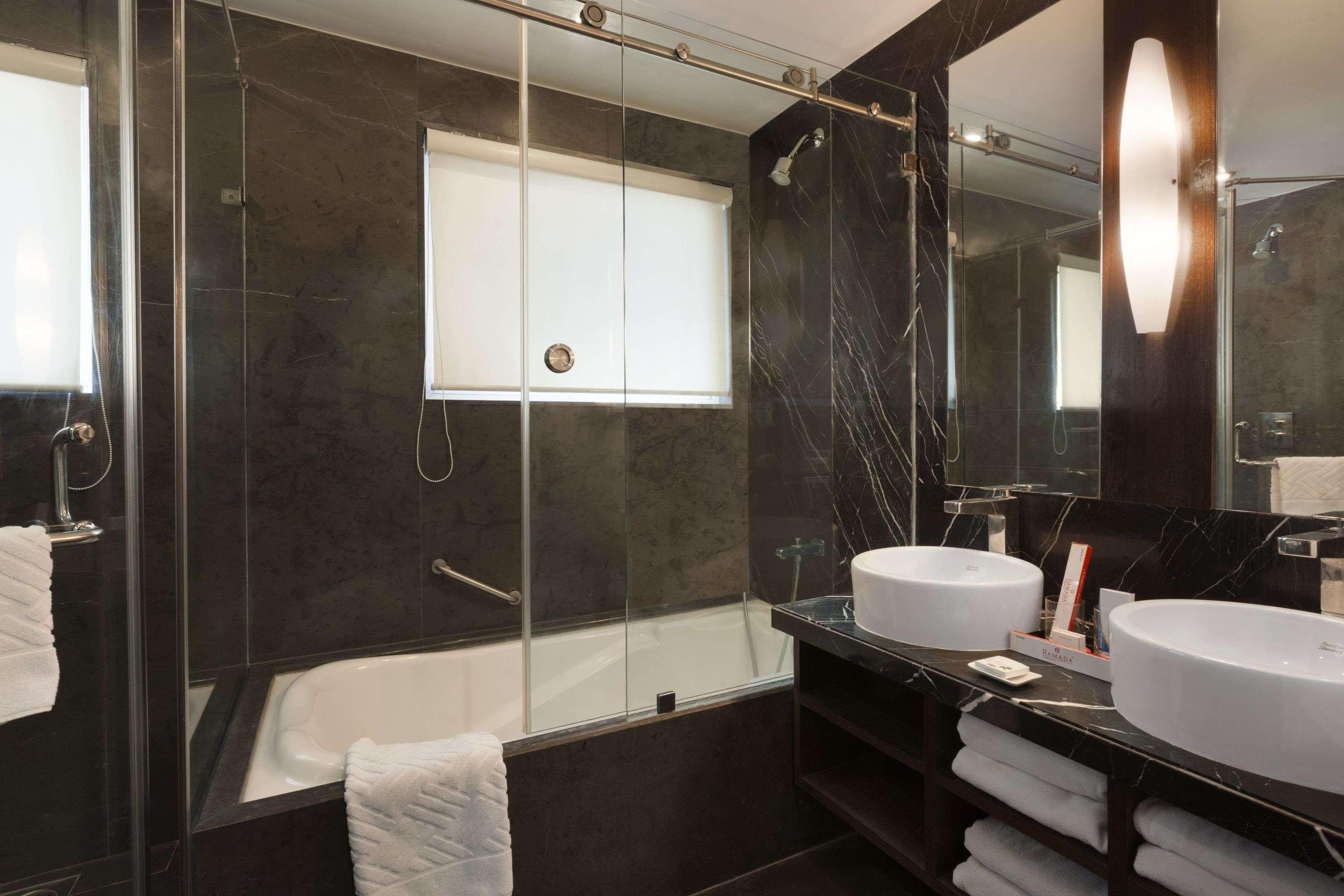 Hotel Ramada Ahmedabad Extérieur photo
