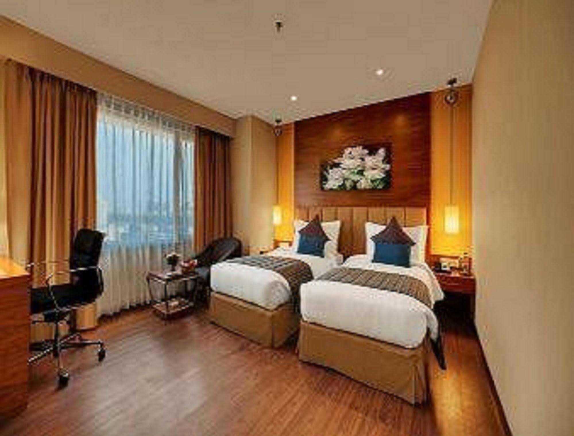 Hotel Ramada Ahmedabad Extérieur photo