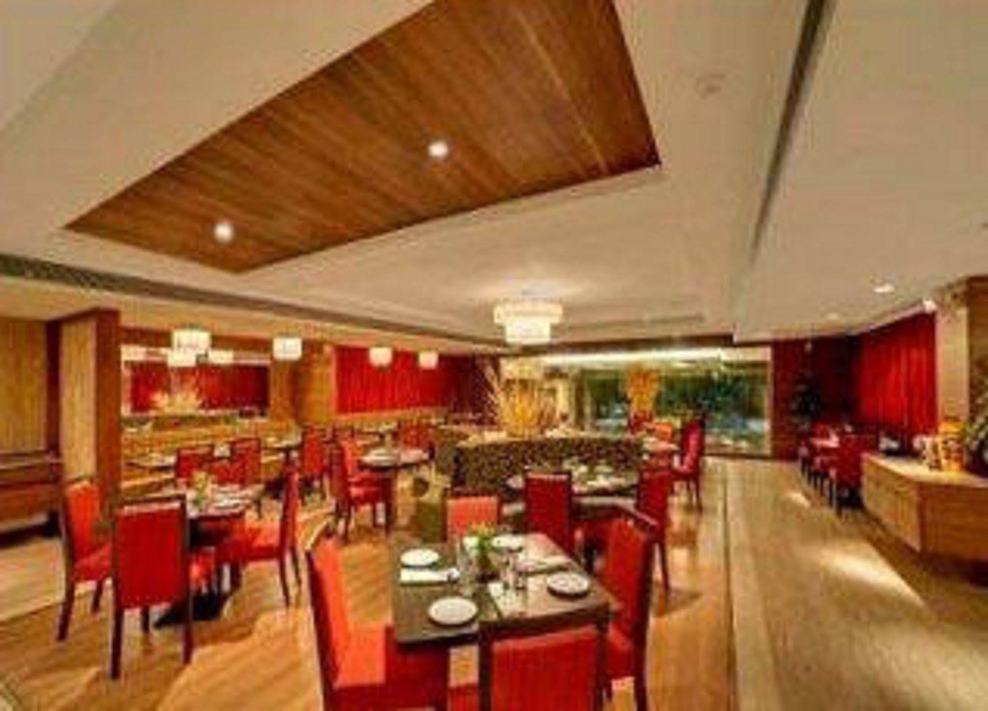 Hotel Ramada Ahmedabad Extérieur photo