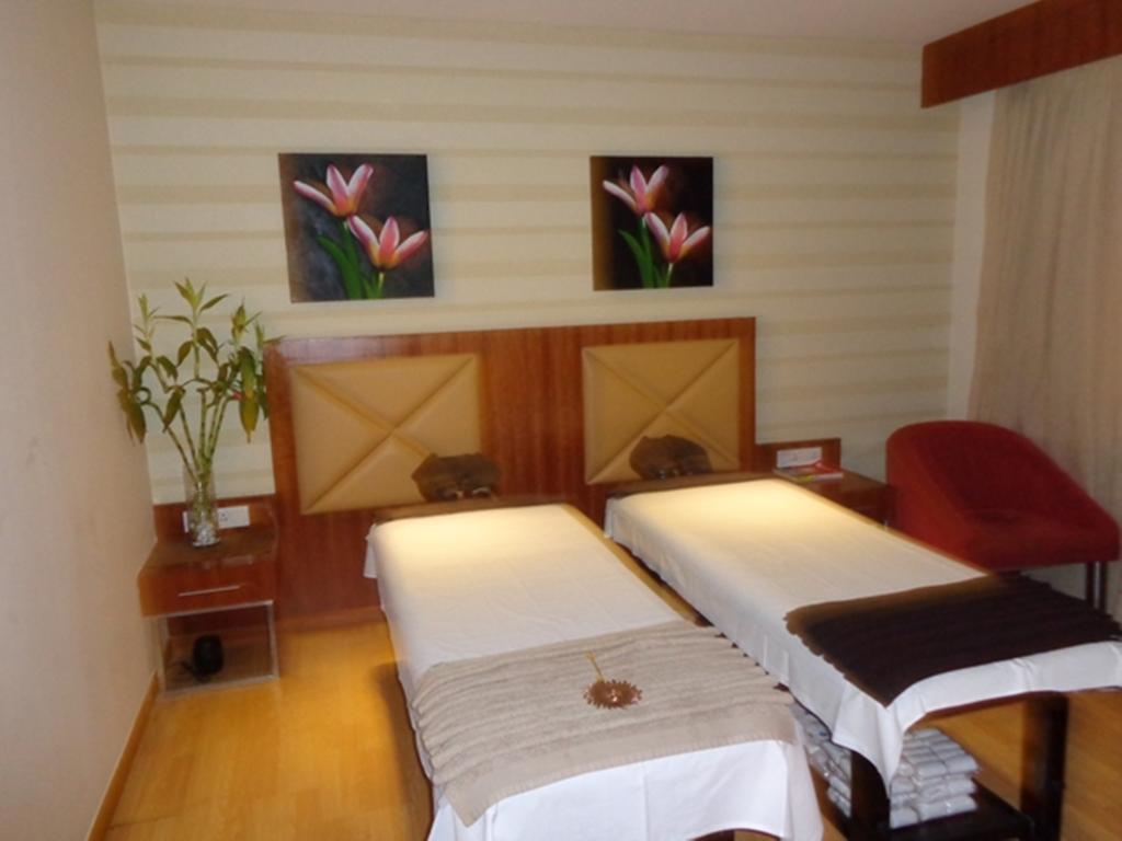 Hotel Ramada Ahmedabad Extérieur photo