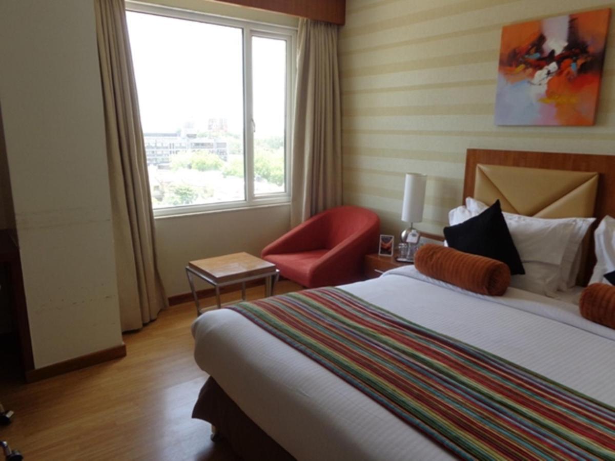 Hotel Ramada Ahmedabad Extérieur photo