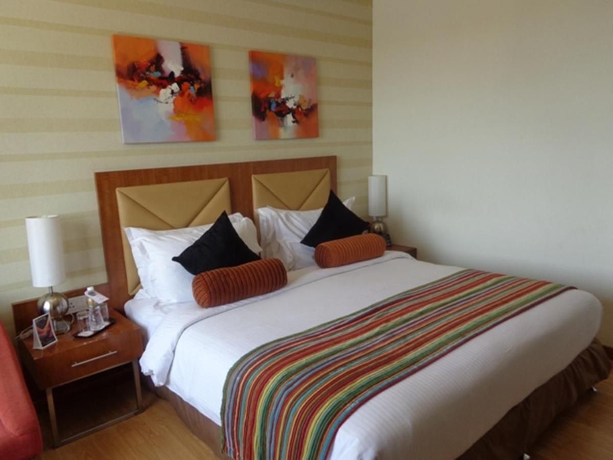 Hotel Ramada Ahmedabad Extérieur photo