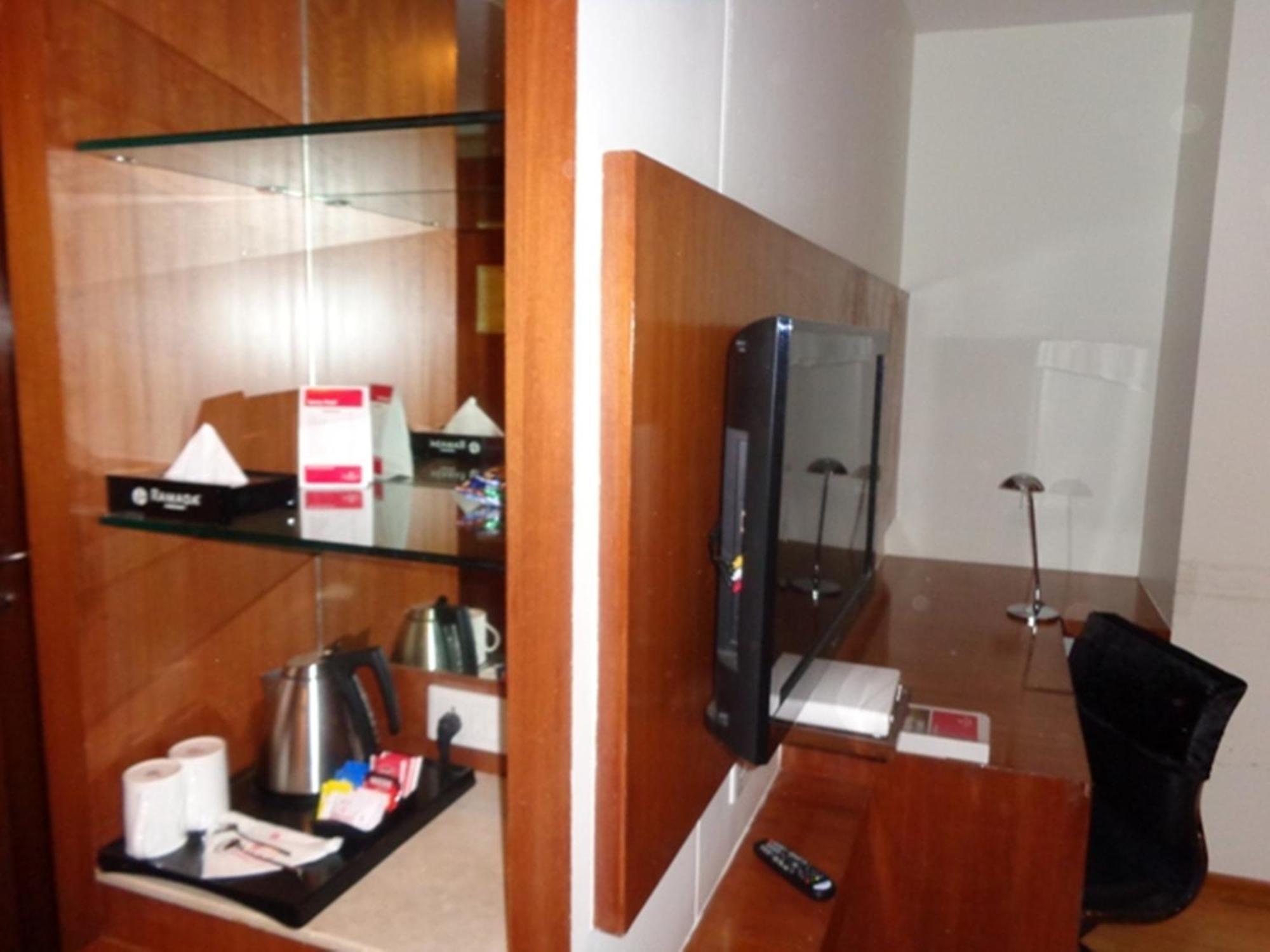 Hotel Ramada Ahmedabad Extérieur photo